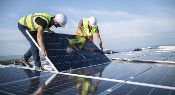 Työntekijöitä asentamassa aurinkopaneeleja